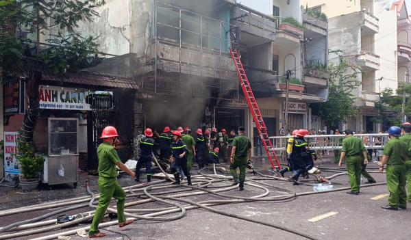 Nhanh chóng khống chế vụ cháy nhà 3 tầng để ở kết hợp kinh doanh tại Bình Định -0