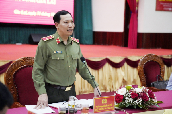 Deputy Minister Le Van Tuyen works with leaders of Gia Lai Provincial Police Department -0