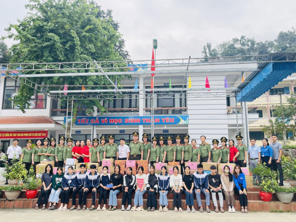 Hội Phụ nữ Cụm thi đua số 4: Tặng quà và xây dựng thư viện “Chắp cánh ước mơ” cho trẻ em vùng cao Bắc Kạn -0