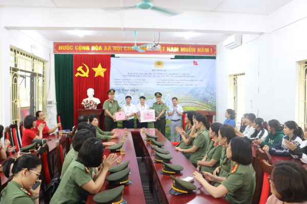 Hội Phụ nữ Cụm thi đua số 4: Tặng quà và xây dựng thư viện “Chắp cánh ước mơ” cho trẻ em vùng cao Bắc Kạn -0