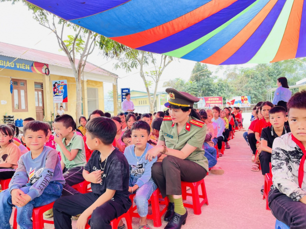 Hội Phụ nữ Cụm thi đua số 4: Tặng quà và xây dựng thư viện “Chắp cánh ước mơ” cho trẻ em vùng cao Bắc Kạn -0