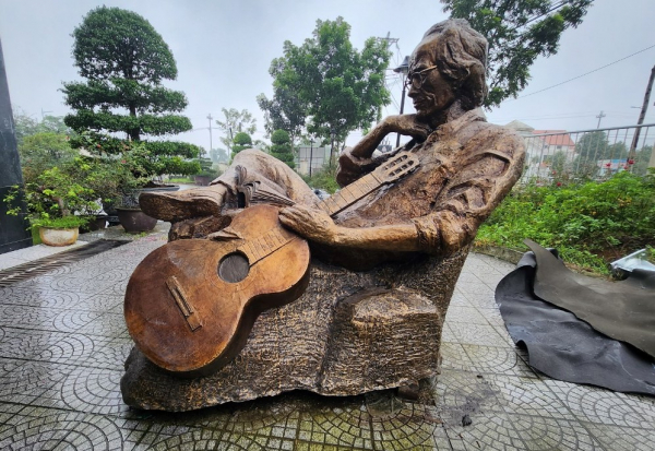 TP Huế sẽ dựng tượng cố nhạc sĩ Trịnh Công Sơn tại công viên bên bờ sông Hương -0