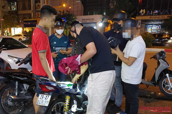 Cảnh sát 141 chặn bắt “trẻ trâu” gây náo loạn đường phố đêm cuối tuần -0