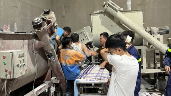 Cảnh sát PCCC và CNCH giải cứu công nhân bị máy trộn bê tông cuốn chân -0