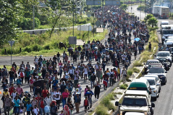 Hàng trăm người di cư tiến về biên giới Mỹ-Mexico  -0