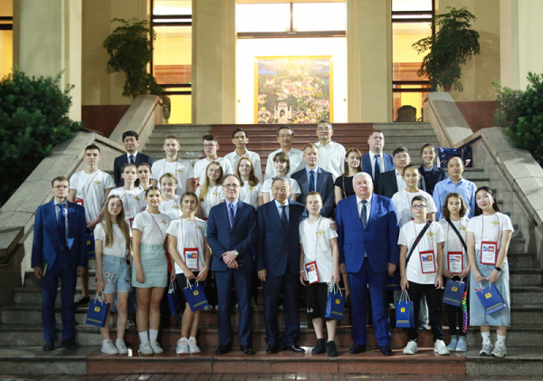 Minister To Lam receives visiting Russian children -0