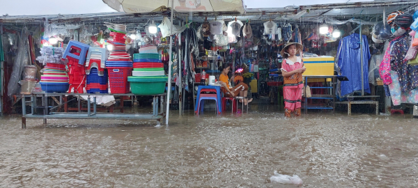 Mưa lớn kéo dài nhiều tuyến phố của Đà Nẵng lại “biến thành sông” -0