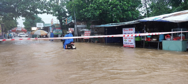 Mưa lớn kéo dài nhiều tuyến phố của Đà Nẵng lại “biến thành sông” -0