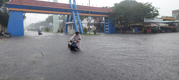 Mưa lớn kéo dài nhiều tuyến phố của Đà Nẵng lại “biến thành sông” -1