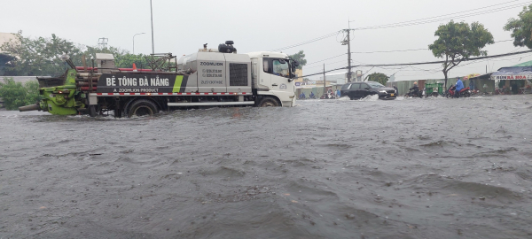 Mưa lớn kéo dài nhiều tuyến phố của Đà Nẵng lại “biến thành sông” -2