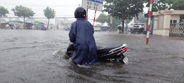 Mưa lớn kéo dài nhiều tuyến phố của Đà Nẵng lại “biến thành sông” -3