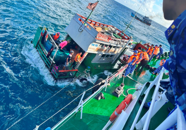 Cứu sống 1 cháu bé 3 tuổi cùng 5 thuyền viên tàu cá bị chìm trên vùng biển Côn Đảo  -0