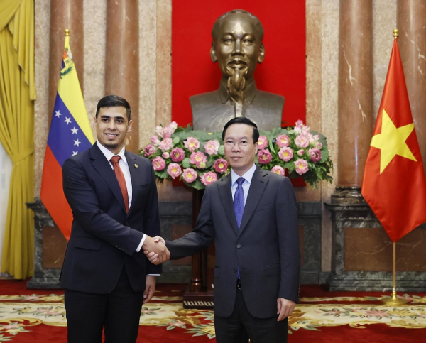 Chủ tịch nước tiếp Đại sứ các nước Venezuela và Lào trình Quốc thư -0