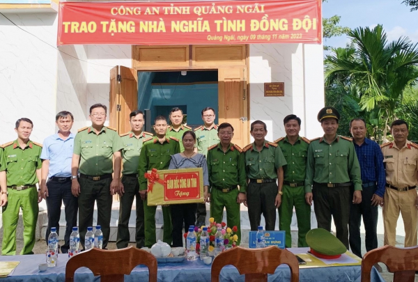Trao nhà nghĩa tình đồng đội cho cán bộ, chiến sĩ ở huyện vùng cao Quảng Ngãi -0