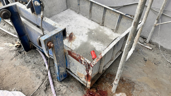 Đứt cáp vận chuyện vật liệu xây dựng 3 công nhân tử vong -0