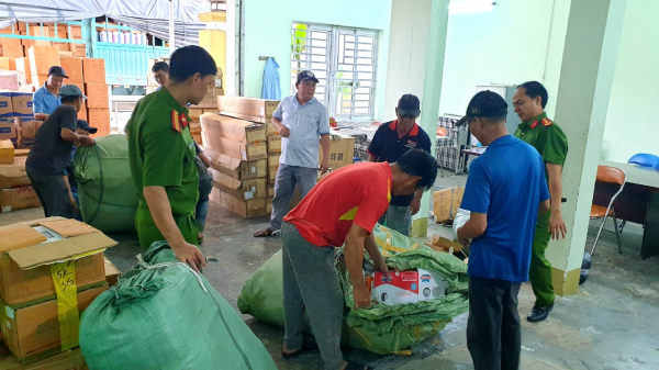 Xe đầu kéo vận chuyển hàng ngàn sản phẩm hàng hóa không rõ nguồn gốc -0