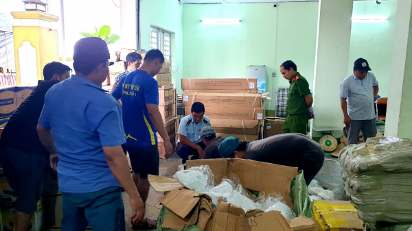 Xe đầu kéo vận chuyển hàng ngàn sản phẩm hàng hóa không rõ nguồn gốc -0