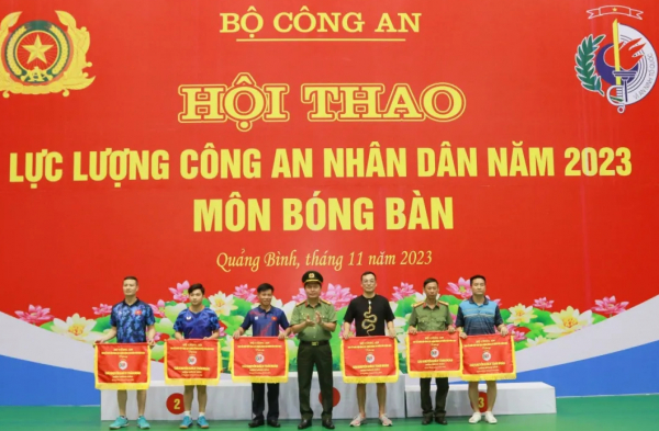 Trao giải Hội thao lực lượng Công an nhân dân năm 2023 cho các vận động viên -0