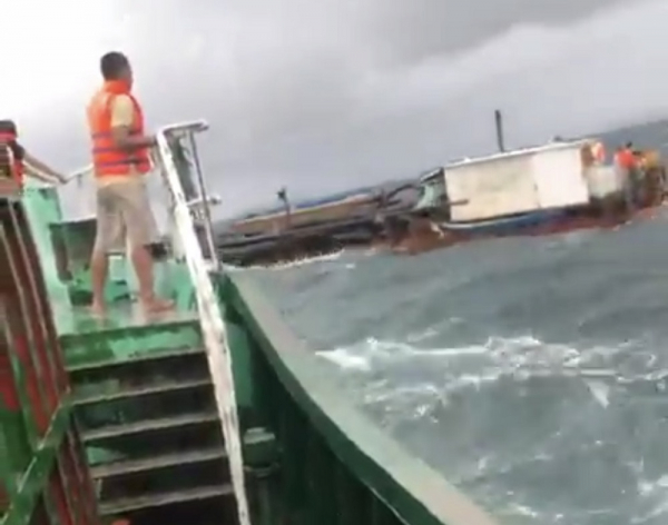 Cứu 2 thuyền viên gặp nạn trên vùng biển Thừa Thiên Huế -0