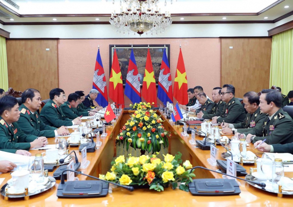 Đại tướng Phan Văn Giang hội đàm với Phó thủ tướng, Bộ trưởng Bộ Quốc phòng Campuchia -0