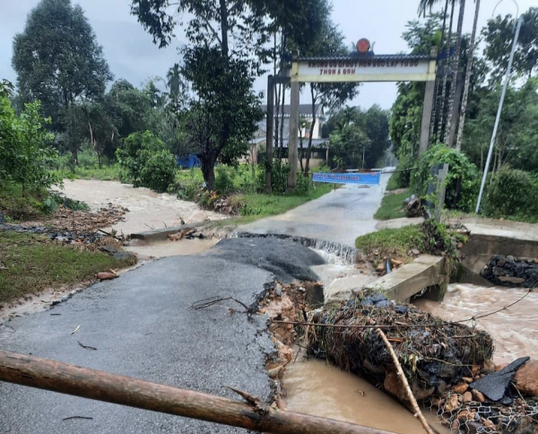 Mưa lớn trên 300mm, huyện miền núi ngập lũ, học sinh toàn huyện được nghỉ học -0