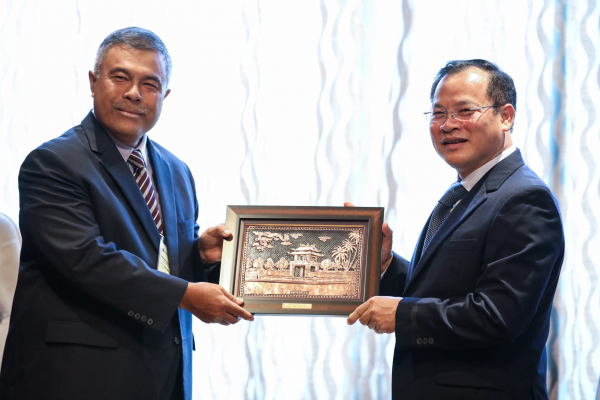 Deputy Minister Nguyen Van Long receives delegates attending APCCA 41 -0