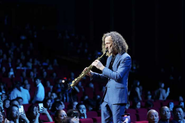 Khán giả Hà Nội bị mê hoặc bởi những giai điệu bất hủ của Kenny G -0