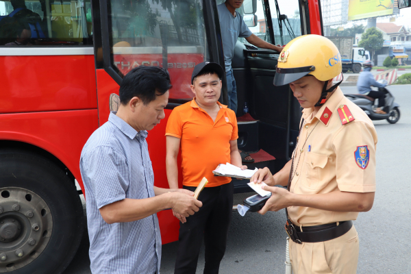 Tập trung xử lý vi phạm giao thông trên quốc lộ 1A và quốc lộ 20 -0