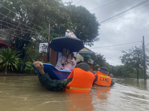 Công an sơ tán nhiều phụ nữ mang thai ra khỏi vùng lũ; phát hiện 1 thi thể ở bờ biển -0
