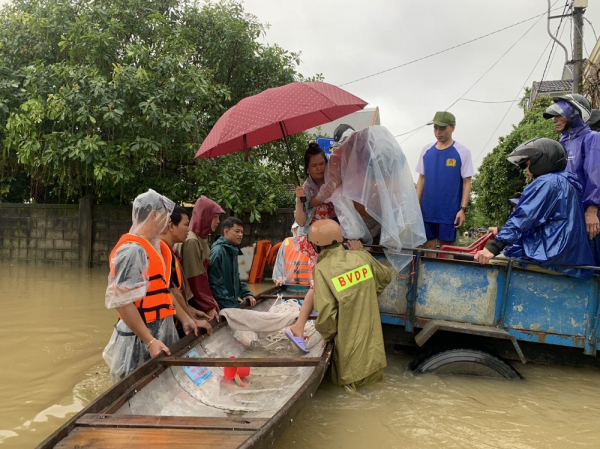 Công an sơ tán nhiều phụ nữ mang thai ra khỏi vùng lũ; phát hiện 1 thi thể ở bờ biển -0