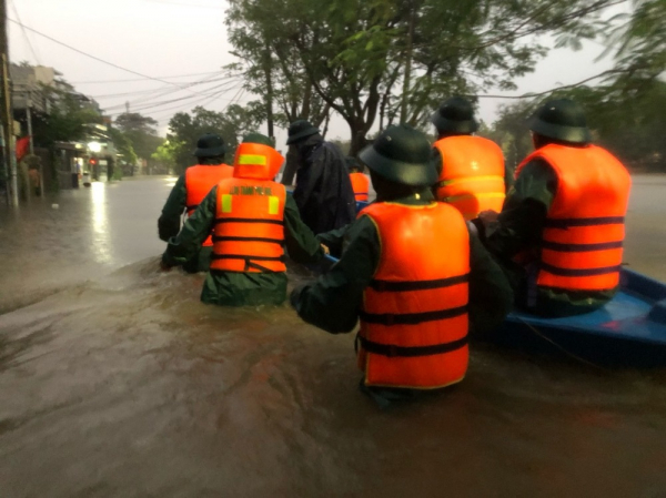 Công an sơ tán nhiều phụ nữ mang thai ra khỏi vùng lũ; phát hiện 1 thi thể ở bờ biển -0