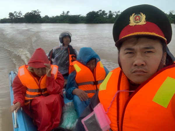 Công an xã dầm mình trong mưa lũ cứu nhiều người dân thoát nạn -0