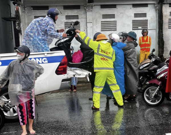 Công an xã dầm mình trong mưa lũ cứu nhiều người dân thoát nạn -0