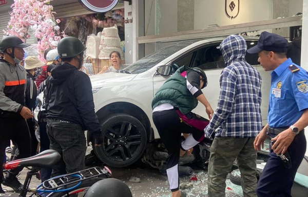 Nữ tài xế lùi xe lao thẳng vào cửa hàng trang sức, một nhân viên bảo vệ bị thương nặng -0