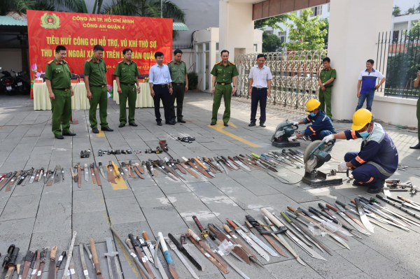 Hàng trăm công cụ hỗ trợ, vũ khí thô sơ bị tiêu hủy -1