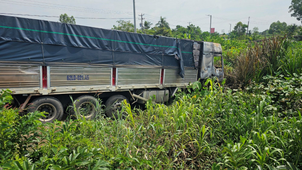 Xe tải bốc cháy, tài xế lao xe xuống kênh bị gãy chân -0