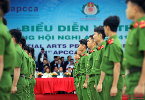 Đại biểu APCCA 41 xem Cảnh sát Việt Nam trình diễn võ thuật, khí công đặc sắc -0