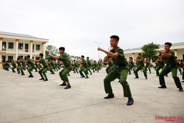 Đại biểu APCCA 41 xem Cảnh sát Việt Nam trình diễn võ thuật, khí công đặc sắc -1