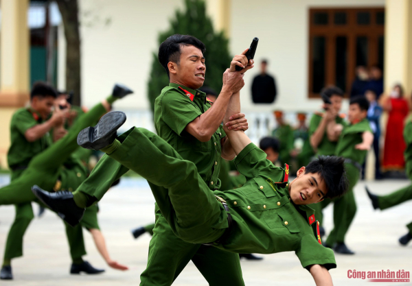 Đại biểu APCCA 41 xem Cảnh sát Việt Nam trình diễn võ thuật, khí công đặc sắc -3