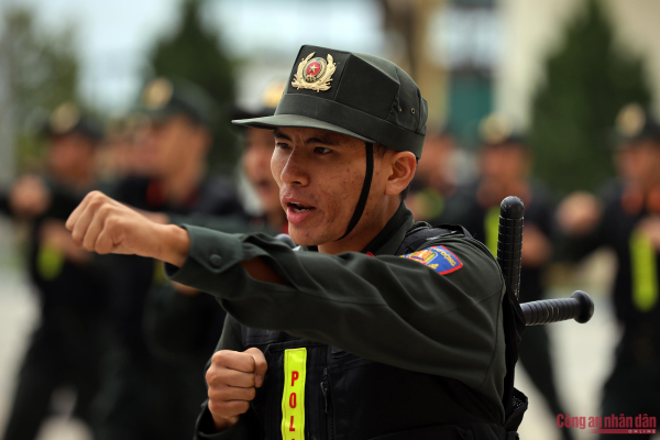 Đại biểu APCCA 41 xem Cảnh sát Việt Nam trình diễn võ thuật, khí công đặc sắc -5