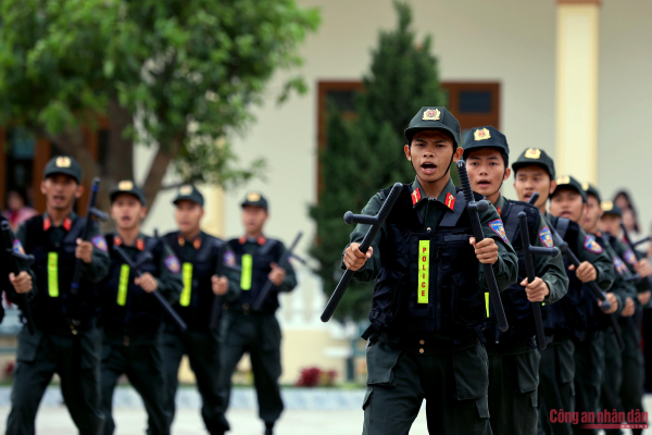 Đại biểu APCCA 41 xem Cảnh sát Việt Nam trình diễn võ thuật, khí công đặc sắc -7