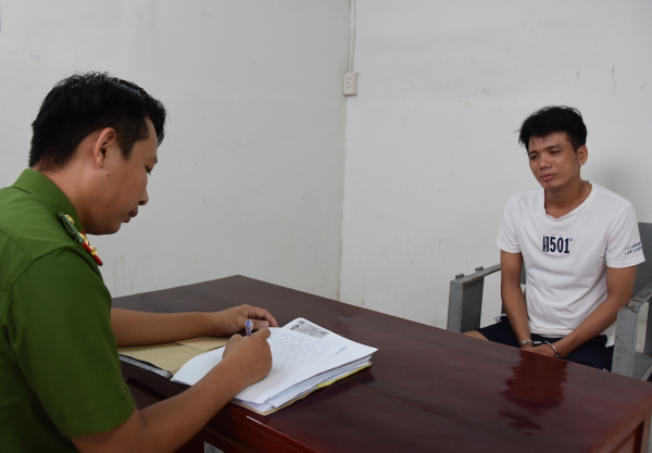 3. công an huyện châu thành làm việc đối tượng nguyễn hoàng phục. ảnh trọng tín.jpeg -0