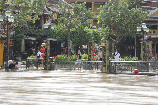 Công an Hội An tăng cường đảm bảo TTATGT đường thuỷ cho du khách giữa mùa mưa, lũ -1