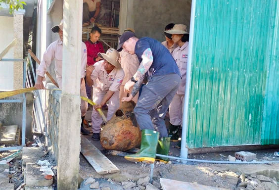Phát hiện quả bom 340 kg khi đào móng tại một nhà dân -0