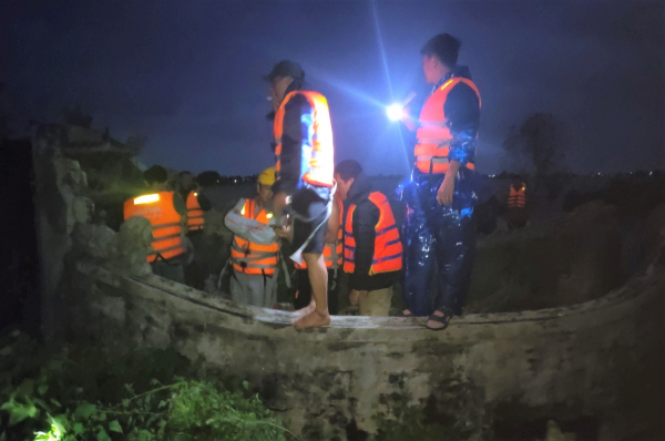 Kịp thời ứng cứu 6 người bị lật thuyền giữa dòng nước lũ chảy xiết -0