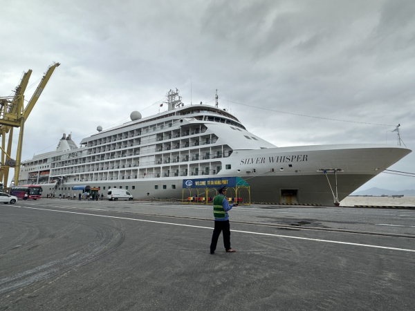 Tàu du lịch siêu sang đưa gần 300 du khách Anh, Pháp, Mỹ đến thăm Đà Nẵng -0