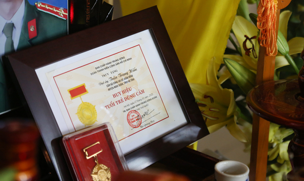 Truy tặng huy hiệu 'Tuổi trẻ dũng cảm' cho Đại úy Trần Trung Hiếu -0