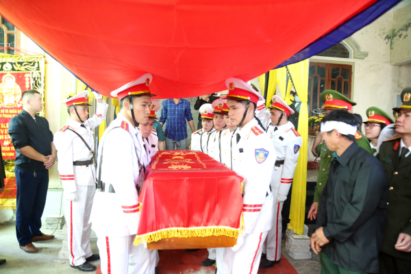 Giây phút đồng đội, nhân dân bịn rịn đưa tiễn Đại úy Trần Trung Hiếu về nơi an nghỉ -0