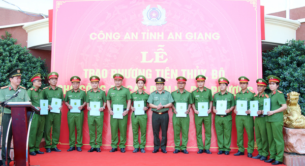 Công an tỉnh An Giang trao phương tiện cho Công an các đơn vị, địa phương -0