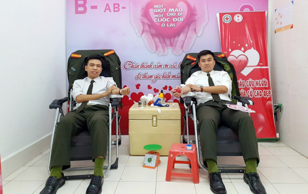 Hai chiến sĩ Công an kịp thời hiến máu cứu sản phụ qua cơn nguy kịch -0
